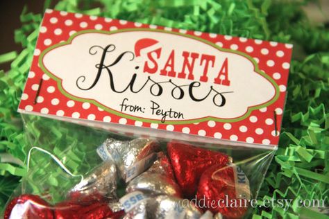 Cute teacher gift! Santa Kisses, Christmas Kisses, Xmas Treats, Christmas Treat Bags, Christmas Craft Fair, Holiday Party Favors, School Treats, Bag Topper, Christmas Treat