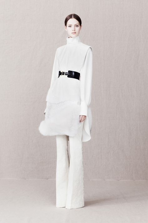 Alexander McQueen Pre-Fall 2013 Fashion Show - Esther Heesch (Next) Mcqueen Fashion, Fall 2014, White Fashion, Looks Vintage, Pre Fall, Look Chic, Beautiful Outfits, Women Collection, Editorial Fashion