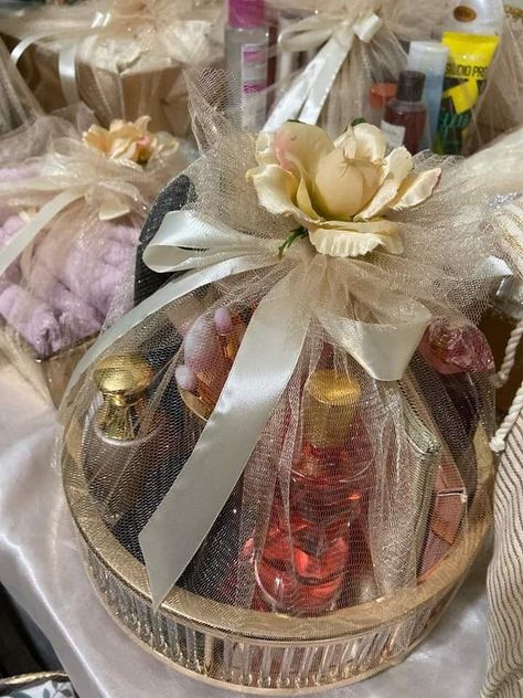 Wedding Gift Pack Grooms, Indian Wedding Giveaways, Enchanted Wedding Decor, Engagement Gift Baskets, Birthday 15, Wedding Gift Hampers, Diwali Gift Hampers, Thali Decoration Ideas, Birthday Room Decorations