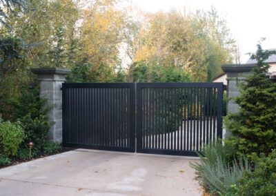 Privacy Gates Driveway Entrance, Privacy Driveway Gate, Privacy Driveway, Modern Gates Driveway, Courtyard Inspiration, Outdoor Gates, Iron Gates Driveway, Entrance Gates Driveway, Property Gates