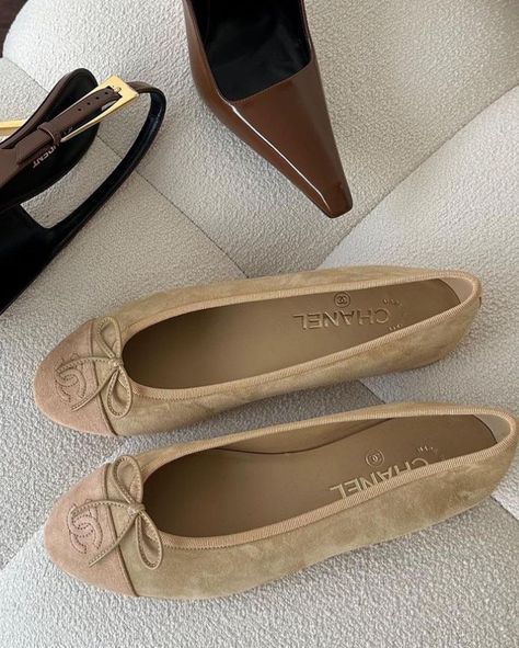 Suede moment ✨ | Instagram Luxury Wishlist, Elegant Sneakers, Office Aesthetic, Chanel Flats, Fantastic Shoes, Beige Heels, Suede Ballet Flats, Vintage Heels, Girly Shoes