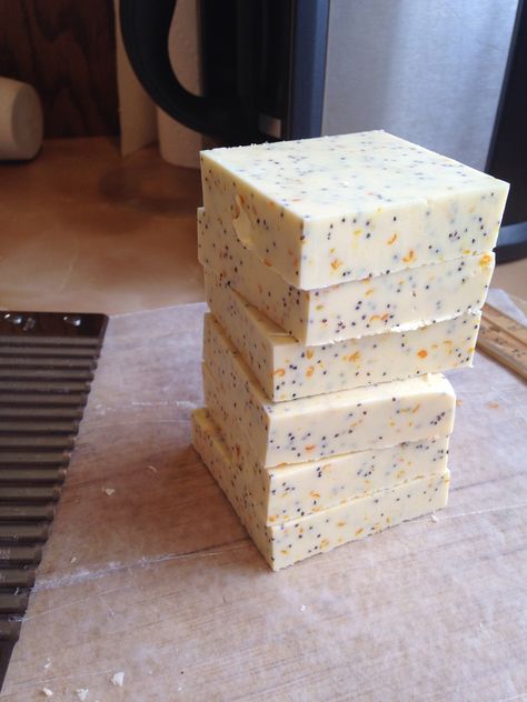 Poppy Seed Soap Recipe, Poppy Seed Soap, Diy Toiletries, Butter Block, Citrus Soap, Soap Tutorial, Soap Recipe, Homemade Products, Homemade Soap