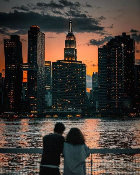 Celebrating Unity: Simple Couple Poses that Convey Togetherness City Date Night Aesthetic, New York City Romance Aesthetic, New York Love Couple Aesthetic, Love In Nyc Aesthetic, Romance In New York City, New York Love Aesthetic, Couple In Nyc Aesthetic, Nyc Romance Aesthetic, Nyc Love Aesthetic