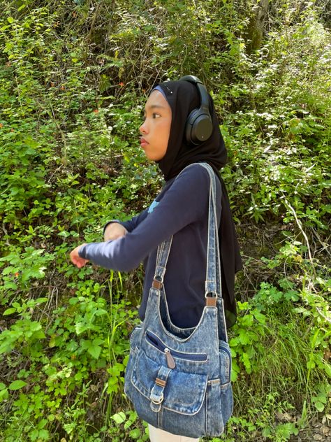 Denim Tote Bag Outfit, Denim Bag Aesthetic, Y2k Streetwear Bag With Adjustable Strap, Denim Purse Aesthetic, Y2k Fashion Headphones, Vintage Denim Tote Shoulder Bag, Headphone Outfit, Headphone Fashion, Tote Bag Outfit