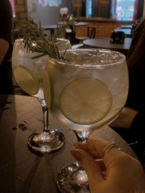 Aesthetic Drink, Alcholic Drinks, Gin O Clock, Gin Distillery, Gin Tasting, New York Pictures, Gin Lovers, Alcohol Aesthetic, Pretty Drinks