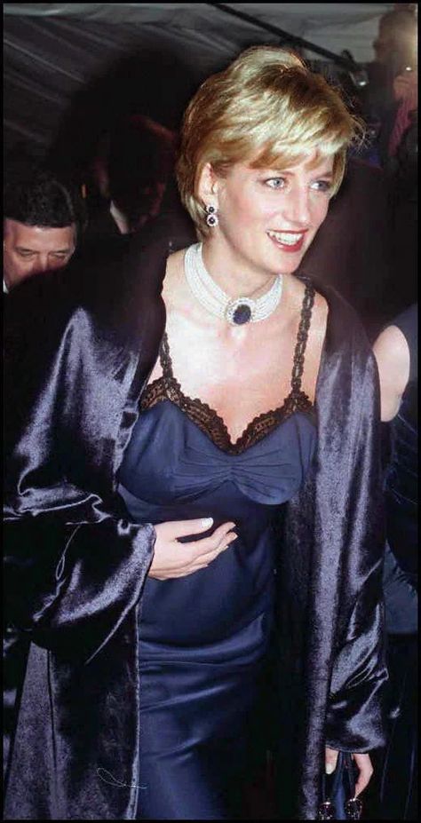 Galliano Dress, Prins William, Princess Diana Fashion, Prins Harry, Princess Diana Family, Princess Diana Photos, Princess Diana Pictures, Prinz Harry, Princes Diana