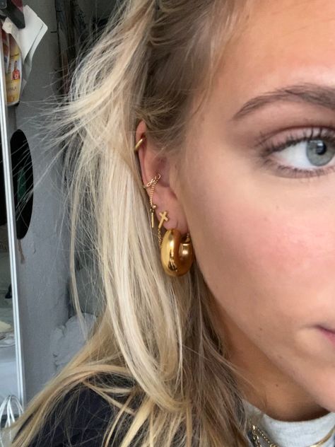 Gold Face Piercings, Ear Piercing Combinations, Earring Combo, Hoop Earrings Aesthetic, 2024 Jewelry, Earrings Casual, Earrings Minimal, Chunky Hoop Earrings, Chunky Earrings