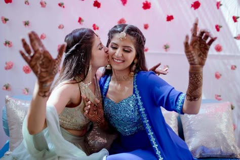 Sister squad at the mehndi function. #mehendi #mehndioutfit #mehndioutfitstyle #lehenga #bride #weddinginspiration #weddinginspo #bridestyle #bridegoals #shaadisaga #weddingoutfit #bridesofindia #ethnicwear #weddingphotoshoot #photoinspiration #brideinspiration #weddingphotography Sister Wedding Mehndi Design, Mahendi Pose, Shadi Photoshoot, Bridesmaid Mehendi, Mehendi Pictures, Mehendi Shoot, Mehandi Poses, Mehendi Photography Bridal, Mehendi Poses