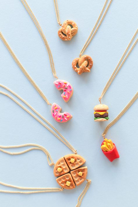 DIY (Tiny!) Food Friendship Neckalces Bff Jewelry, Diy Easter Gifts, Bff Necklaces, Polymer Clay Diy, Cute Polymer Clay, Food Jewelry, Friendship Necklaces, Cute Clay, Mini Things