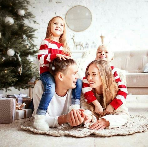 Winter Christmas Family Photos, Photoshoot Winter Ideas, Family Of 4 Christmas Photos, Christmas Pajama Pictures, Christmas Mini Shoot, Christmas Photography Family, Photoshoot Winter, Christmas Baby Pictures, Christmas Poses