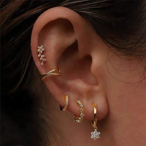 Full Ear Piercings, Multiple Piercings Earrings, Minimalist Ear Piercings, Unique Ear Piercings, Ear Piercing Ideas, Pretty Ear Piercings, Cute Ear Piercings, Piercing Ideas, Jewelry Accessories Ideas