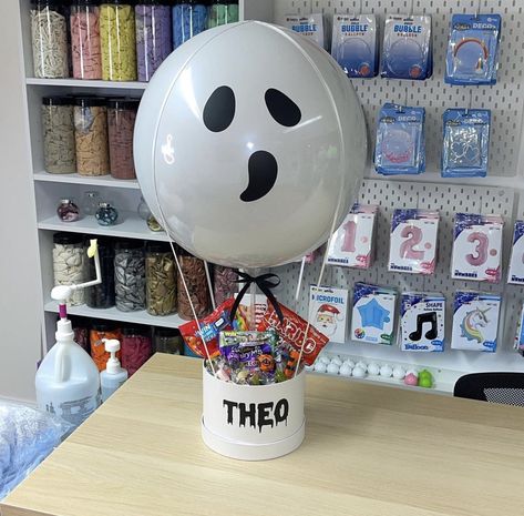 Bobo Balloons, Stuffed Balloons, Balloons Design, Boo Baskets, Balloons Ideas, Halloween Gift Baskets, Ideas Regalos, Chocolate Hampers, Balloon Design