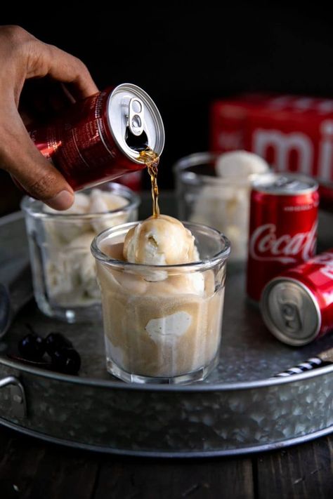 Floats Ice Cream, Coca Cola Recipes, Creamy Vanilla Ice Cream, Soda Float, Cola Recipe, Backyard Campout, Ice Cream Soda, Soda Floats, Float Recipes