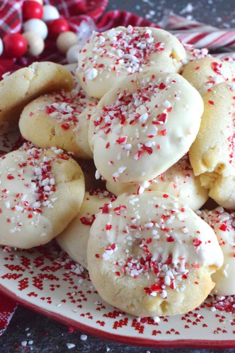 White Chocolate Peppermint Cookies, Peppermint Recipes, White Chocolate Peppermint, Chocolate Peppermint Cookies, Christmas Baking Recipes, Candy Cane Cookies, Peppermint Cookies, Christmas Cooking, Peppermint Candy