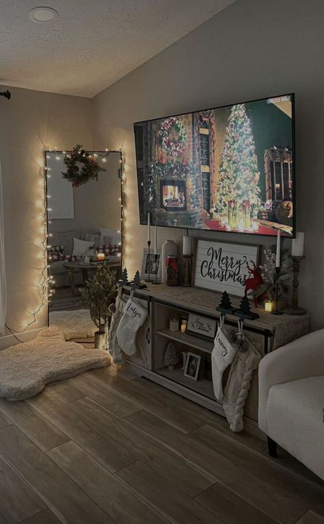 Winter Apartment Aesthetic, Christmas Apartment Decor, Ideas Decoracion Navidad, Cozy Christmas Living Room, Lights For Christmas, Christmas Decorations Apartment, First Apartment Decorating, Christmas Apartment, Cozy Christmas Decor