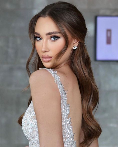 Bridal Hair Styles Half Up Half Down, Bridal Half Up Hair, Hairstyles For Engagement Bride, Half Up Half Down Hair Bride, Trending Hairstyles 2024, 70 Hair Styles, Styles For Kids Hair, Hair Styles Latina, Latina Hair Styles