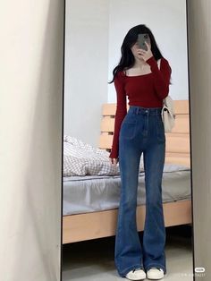 Trendy Outfits Flare Jeans, Flair Outfit Jeans, Flare Jeans Outfit Summer Classy, How To Style Flared Jeans Summer, Lalisa Outfits Casual, Casual Girly Outfits Jeans, Dark 90s Fashion, Kpop Jeans Outfit, Flair Jeans Outfit Aesthetic