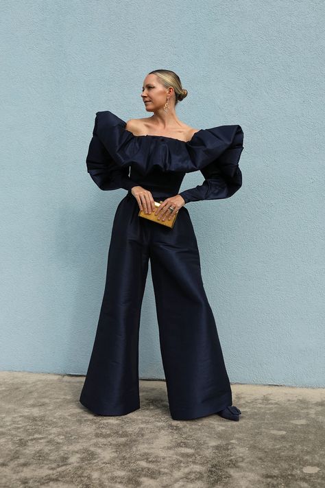 wide leg pants Green Monochromatic Outfit, Wide Leg Pants Outfit Ideas, Punta Cana Outfits, Accessorizing Outfits, African Print Maxi Skirt, Wide Leg Pants Outfit, Blair Eadie, Leg Pants Outfit, Women Jumpsuit