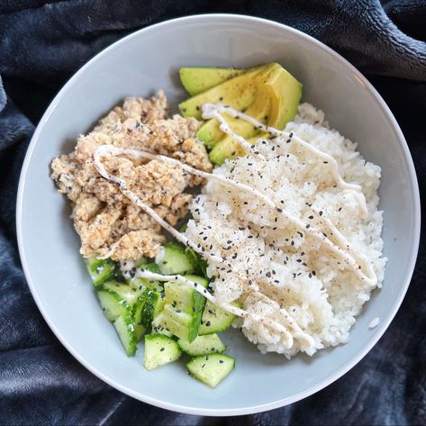 Tuna Rice Cucumber, Rice Bowl With Avocado, Rice And Avocado Bowl, Tuna Bowl Healthy, Tuna Avocado Rice Bowl, Rice And Tuna Bowl, Sushi Bowl Tuna, Rice Avocado Bowl, Rice And Tuna Recipes