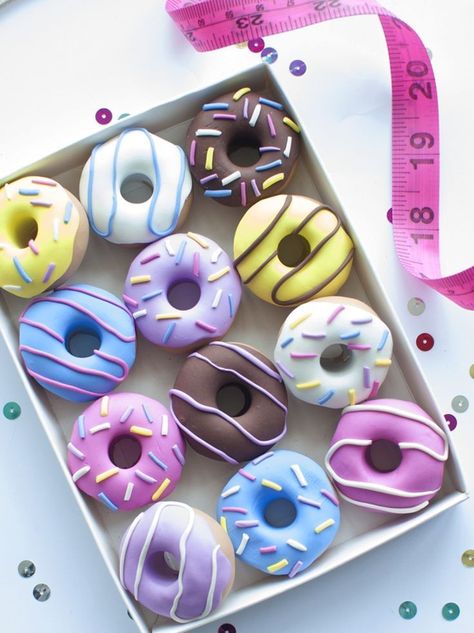 Donat Glaze, Donut Decorating Ideas, Fancy Donuts, Donuts Gourmet, Kue Macaroon, Sewing Christmas Gifts, Sewing Christmas, Pastel Cupcakes, Donut Decorations