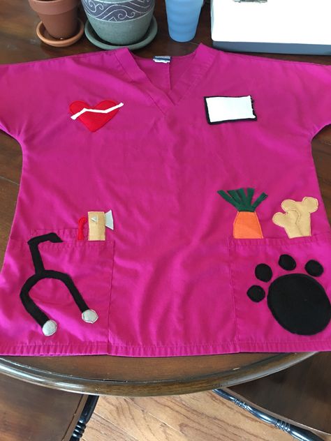 Career Day. Scrub top with felt sewn on. Vet Costume, Veterinarian Scrubs, Dress Up Corner, Cat Hotel, Scrubs Dress, Career Day, Big People, Diy Scrub, Dress Up Day