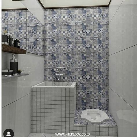 INSPIRASI DEKORASI RUMAH UNIK di Instagram "yang lebih nyaman pake closet jongkok masih banyak kan yak? 😁😁 . . . Yuk temukan inspirasi rumah idaman kamu lainnya Follow:…" Toilet And Bathroom Design, Minimalist Bathroom Design, Bilik Air, Small Bathroom Makeover, Bathroom Tile Designs, Bathroom Design Decor, Toilet Design, Bathroom Inspiration Decor, Simple Bathroom