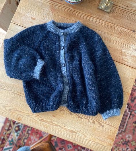 Knit Raglan Cardigan, Mini Knit Sweater, One Piece Knitted Cardigan Pattern, Raglan Cardigan Crochet, Aesthetic Knitted Sweater, Crochet Raglan Cardigan, Knitted Cardigan Outfit, Raglan Knit Sweater, Crochet Raglan Sweater