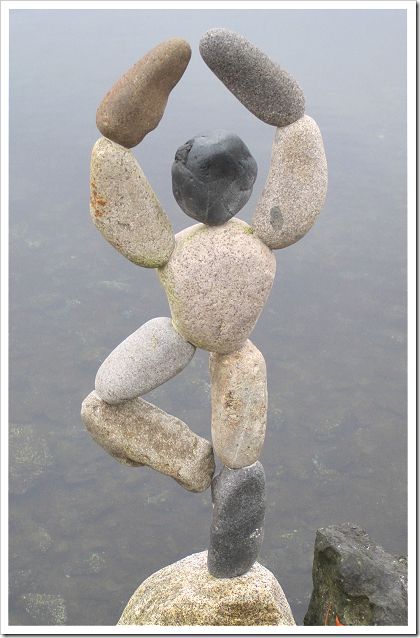 Rock person balancing Rock Cairn, Stone Pictures Pebble Art, Garden Rock Art, Pebble Art Family, Rock Sculpture, Rock Garden Design, Art Pierre, Rock And Pebbles, Rock Decor