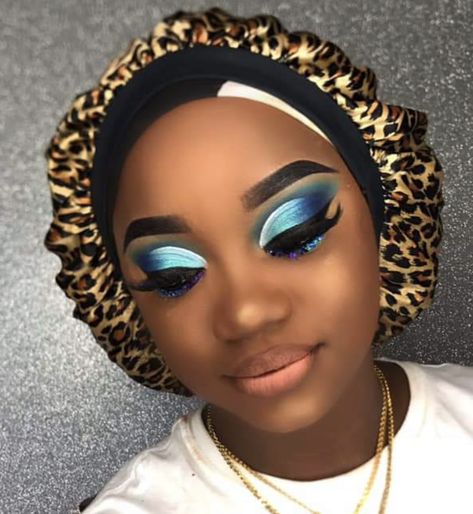 Turquoise Makeup Looks Black Women, Make Up Karnaval, Makeup Prom Looks, 18th Birthday Makeup, Graduation Makeup Ideas, Black Queen Makeup, Dark Skin Eyeshadow, Turquoise Makeup, Sweet 16 Party Planning