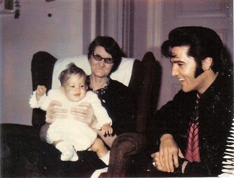 Elvis Presley Las Vegas, Elvis Presley Memories, Graceland Elvis, Elvis Presley Family, Sean Leonard, Malamute Puppies, Elvis Presley Images, Young Elvis, Las Vegas Photos