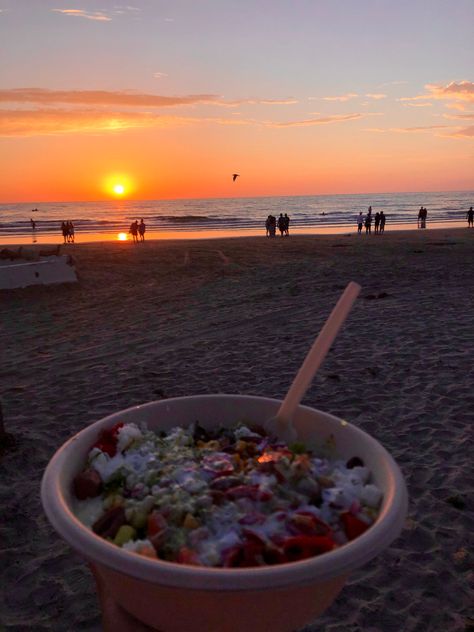 Eating On The Beach, Beach Sunset Aesthetic, Food Beach, Tropical Food, Florida Life, Beach Meals, Sunset Aesthetic, Beach Aesthetic, Beach Vibe