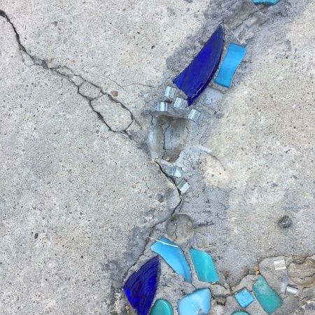 The problem: an ugly, old cracked driveway. The solution: wabi-sabi mosaic. Mosaic Concrete Floor, Driveway Cracks Ideas, Cracked Driveway Ideas, Cracked Patio Makeover, Mosaic Sidewalk Cracks, Mosaic Driveway, Cracked Concrete Patio Makeover, Driveway Cracks, Driveway Art