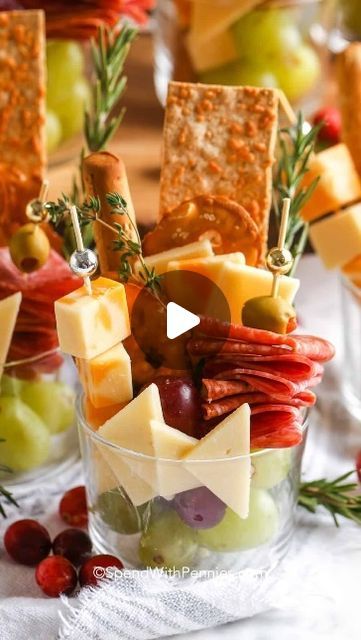 Chaturie Cups, Party Charcuterie Cups, Charcuterie Cups Ideas, Charcuterie Board Recipes, Charcuterie Cups, Gourmet Appetizers, Appetizers Easy Finger Food, Charcuterie Inspiration, Snack Board