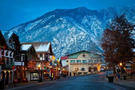 Leavenworth 🏰 Washington. 🏞 #evergreenstate 🌲 #emeraldcity #pnw #tourism #travelleavenworth #leavenworth #chalancounty #pnw  #washingtonstate #Washington  #whattosee #cityofleavenworth #travelleavenworth #octoberfest #skileavenworth #bavarianvillage Washington Winter, Snow Play, Leavenworth Washington, Washington State Travel, San Juan Island, Cascade Mountains, Christmas Town, North Cascades, Christmas Train