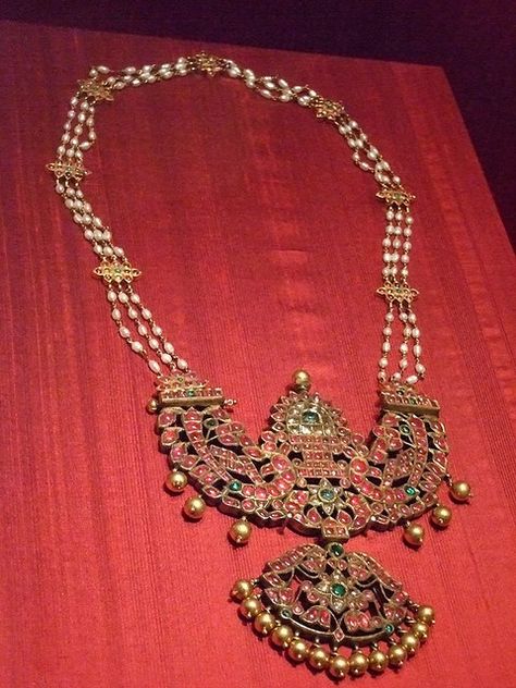 Necklace of gold pearls diamonds rubies and emeralds India Thanjavur Tamil Nadu 19th century CE | Flickr - Photo Sharing! Handmade Jewellery Ideas, Uncut Jewellery, Bangles Gold, Traditional Indian Jewellery, Temple Jewelry, Heritage Jewellery, Tiny Bow, Bridal Fashion Jewelry, Ethnic Necklaces