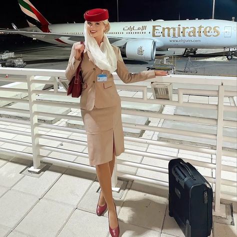 Emirates Airline Cabin Crew, Become A Flight Attendant, Emirates Flights, Emirates Cabin Crew, Airline Cabin Crew, Airline Uniforms, Uae National Day, Flight Attendant Fashion, Emirates Airline