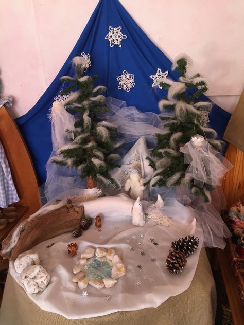 Waldorf Nature Table, Winter Play, Seasons Activities, Diy Rock Art, Holiday Crafts Diy, Winter Books, Invitation To Play, Winter Preschool, Winter Table