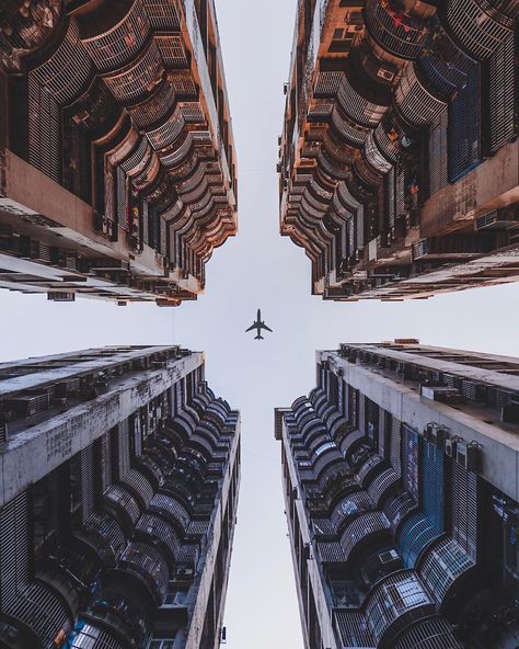 32 Symmetrical Photos That Will Bring The OCD Out Of You Symmetry Photography, Shape Photography, Symmetrical Balance, Perspective Photography, Symmetry Art, Principles Of Design, Film Inspiration, Urban Photography, Art And Architecture