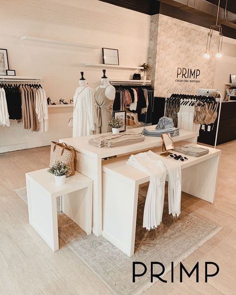 Neutral Boutique Interior, Cutest Boutiques Shops, Display Tables Retail Boutiques, Botique Interiors Fashion Boutique, Boutique Decor Ideas, Modern Boutique Interior, Boutique Display Ideas, Neutral Boutique, Small Boutique Interior Design Ideas