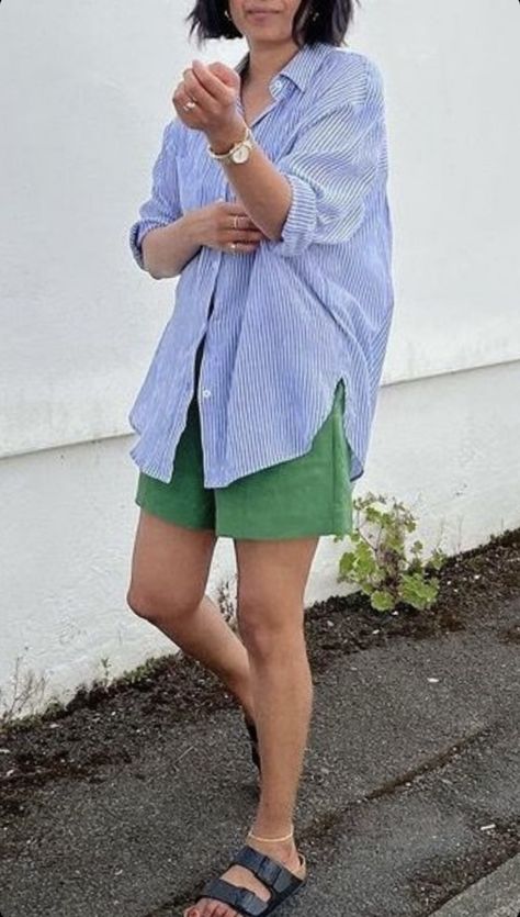 Styling Flats, Green Linen Shorts, Mum Outfits, Travel Packing Outfits, Mum Style, 50 Is Not Old, Fashion Identity, Mum Fashion, Shorts Outfits Women