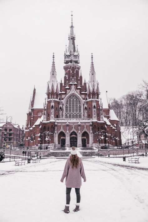 Read our detailed guide and 3 day itinerary for visiting Poland, covering fun things to do in the amazing cities of Krakow and Zakopane! Warsaw Poland Winter, Krakow In Winter, Zakopane Winter, Warsaw Aesthetic, Town Architecture, Travel Poland, European Winter, Zakopane Poland, Visit Poland