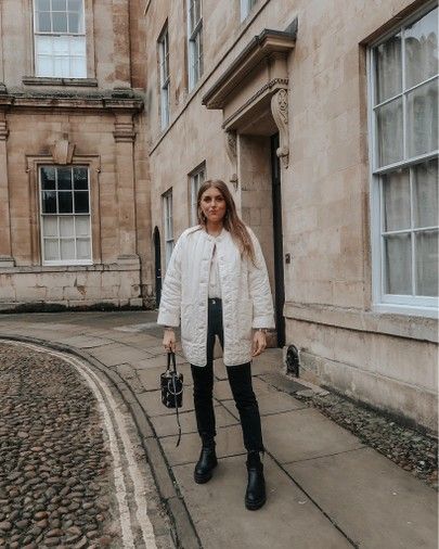 Chunky Ankle Boots Outfit Street Style, Cream Quilted Jacket, Cream Quilted Jacket Outfit, Beige Quilted Jacket Outfit, Cream Jean Jacket Outfit, White Quilted Jacket Outfit, Monochrome Casual Outfit, Denim Jacket Outfit Winter, Quilted Jacket Street Style