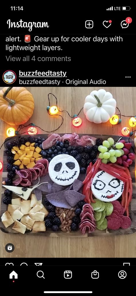 Christmas Baby Shower Food, Nightmare Before Christmas Babyshower, Christmas Cheese Boards, Halloween Charcuterie Board, Halloween Charcuterie, Nightmare Before Christmas Movie, Cheap Halloween Decorations, Christmas Cheese, Halloween Movie Night