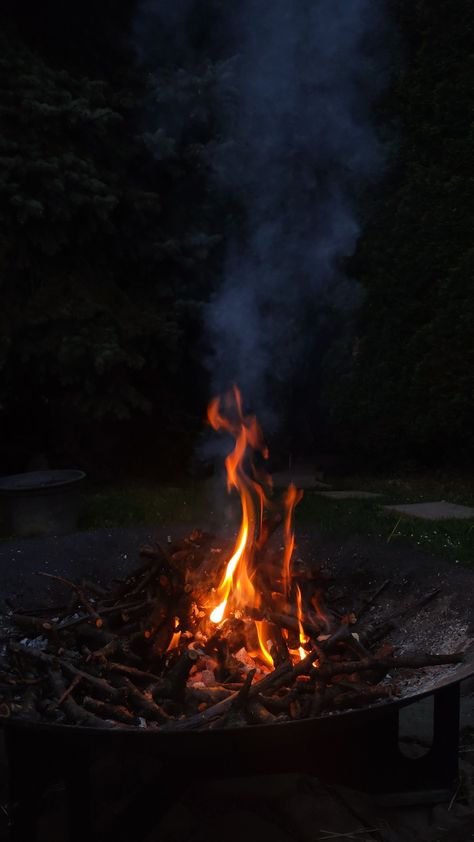 fire campfire outside with friends hanging out nature aesthetic flames 2023 night dark aesthetic Camp Fire Aesthetic Dark, Aesthetic Flames, Campfire Aesthetic, Forest Campfire, Outside With Friends, Campfire Night, Gemma Jones, Emma Core, Folio Ideas