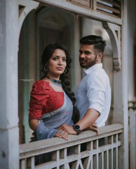 Simple Pre Wedding Shoot Ideas, Couple Saree Poses, Bengali Pre Wedding Photoshoot, Saree Couple Photoshoot, Couple Poses Simple, Casual Pre Wedding Photoshoot, Bengali Photoshoot, Prewedding Photography Casual, Traditional Shoot