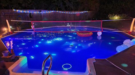 Glow Stick Pool Party, Glow Stick Pool, Adult Pool Party Decorations, Glow Sticks In Pool, Pool House Party, Sweet 16 Pool Parties, Pool Party Aesthetic, Neon Pool Parties, Pool Party Snacks