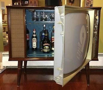 TV Bar is so cool! Tv Hidden, Hidden Tv Cabinet, Tv Bar, Vintage Furniture Makeover, Hidden Tv, Diy Home Bar, Cocktail Cabinet, Diy Bar, Vintage Tv