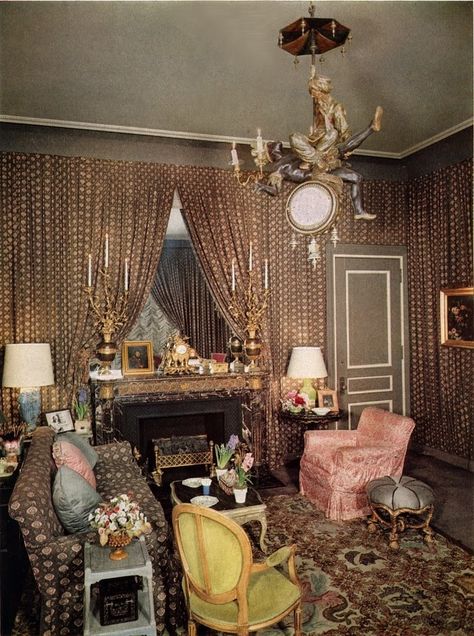 Babe Paley’s St. Regis Apartment, Decorated by Billy Baldwin, Still Enchants | Architectural Digest The Paley living room after Billy Baldwin lined it with $2.50-a-yard calico. Image from The Finest Rooms by America’s Great Decorators (Viking Press, 1964). Babe Paley, Red Apartment, Billy Baldwin, Nyc Living, I Got You Babe, American Interior, St Regis, World Of Interiors, French Decor