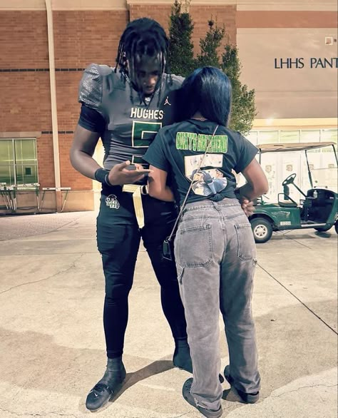 Sporty Couples, Football Gf, Football Girlfriend Shirts, Basketball Girlfriend, Football Girlfriend, Football Couples, Ebony Love, Couple Goals Teenagers Pictures, Black Love Couples