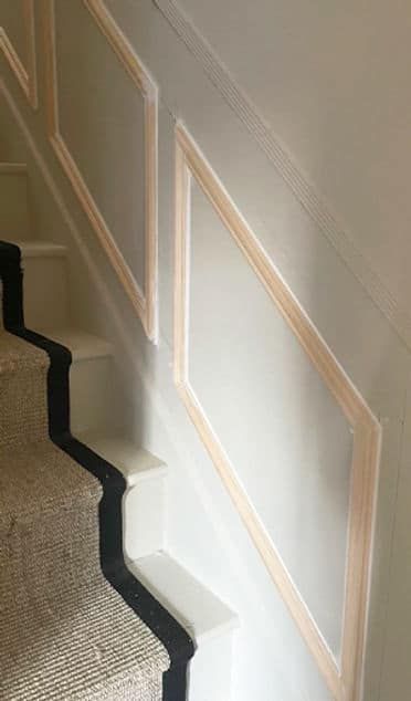 Find out how to panel a staircase. Transform your staircase with DIY stairs panelling. Follow our step-by-step guide to add character and elegance to your home. Easy and affordable! Wainscoting Tutorial, Stair Panelling, Hallway And Stairs Ideas, Stairway Wainscoting, Staircase Molding, Renovation Hacks, Staircase Paneling, Wainscoting Staircase, Stairs Trim